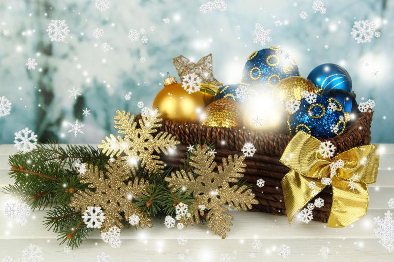 明亮背景下的篮子和云杉树枝上的圣诞装饰品