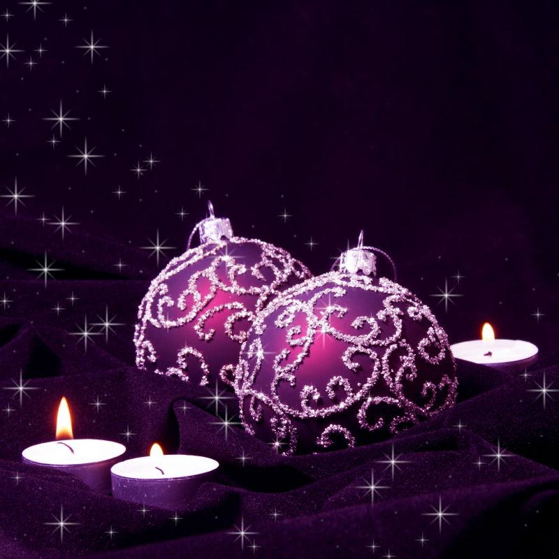 紫罗兰圣诞球和丝绒蜡烛