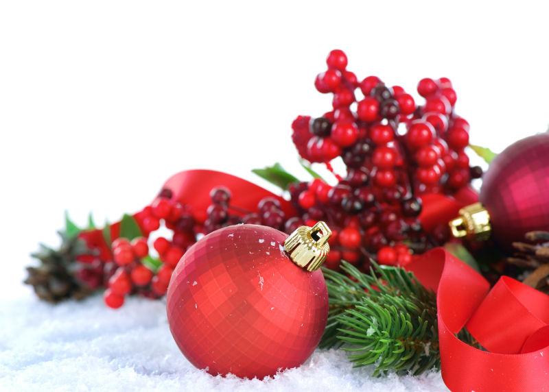 白色背景下的圣诞树铃铛装饰品