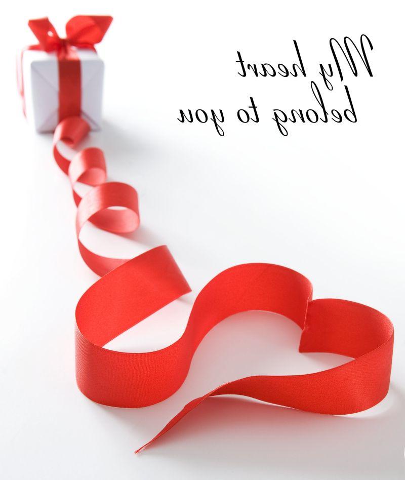 白色背景上的白色礼品盒上的红色丝带