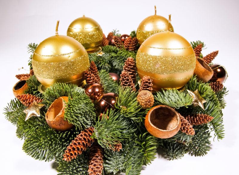 白色背景下的圣诞花环和金色的小球