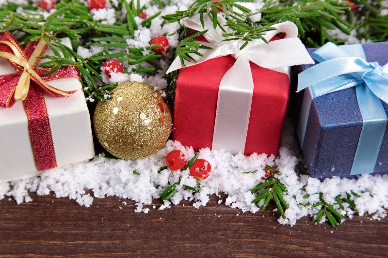 木板上的圣诞节礼物