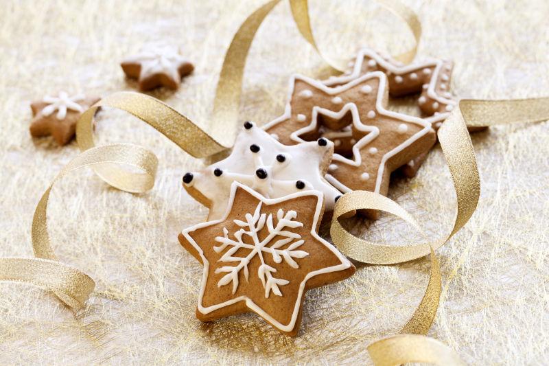 放在蛋糕上美味的圣诞节曲奇饼干和装饰