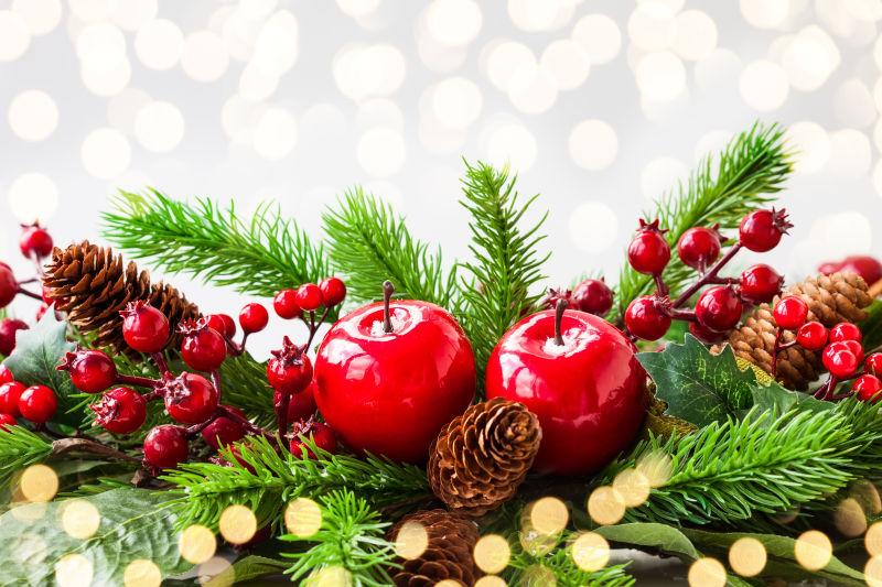 霓虹灯背景下圣诞树的装饰品