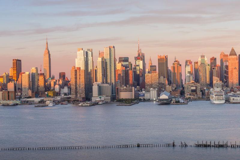 黄昏时分的纽约市曼哈顿市中心天际线