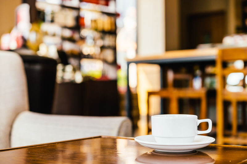 咖啡桌上的一杯咖啡