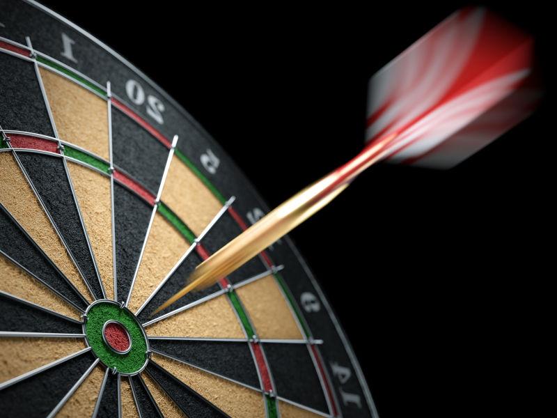即将击中靶心的红色飞镖