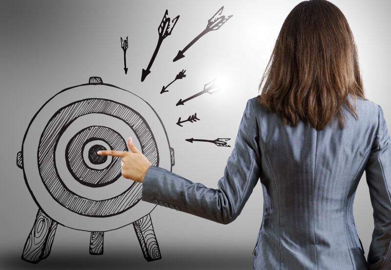 职业装美女用手指着标靶中心