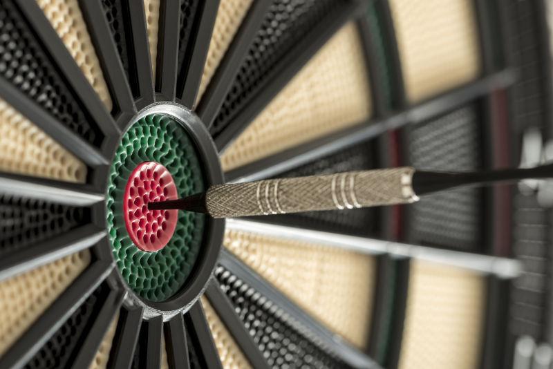 标靶中心红区的飞镖