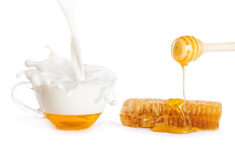 玻璃杯中的牛奶和蜂蜜