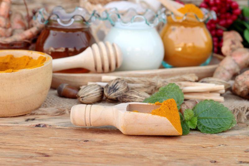 姜黄粉牛奶与蜂蜜