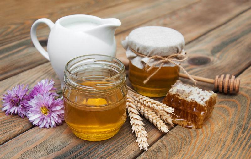 蜂蜜和牛奶在木板上