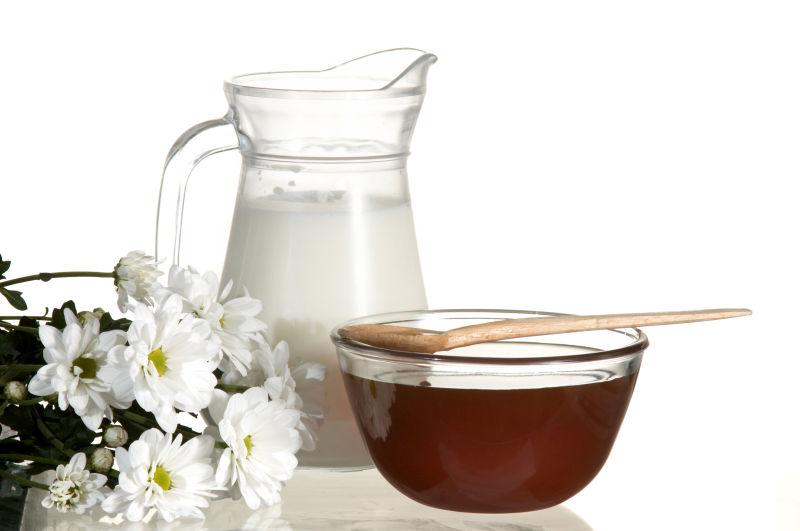 玻璃碗中的蜂蜜和牛奶