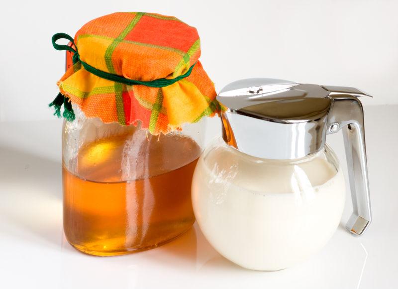 白色背景下的牛奶与蜂蜜