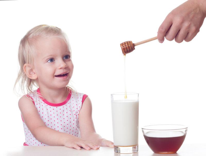 宝宝看着美味的蜂蜜牛奶