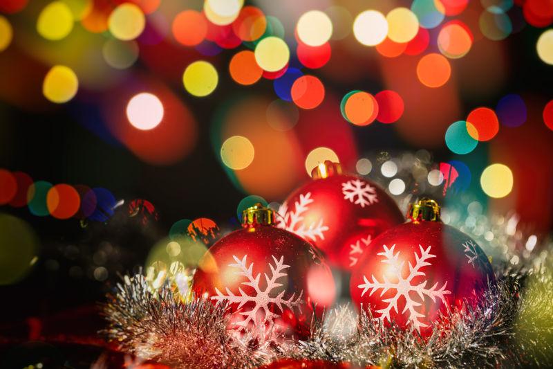 五彩斑斓的光斑背景下的红色和金色的装饰品