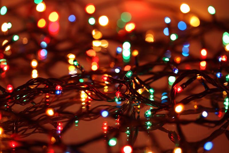 金色背景上的小彩灯