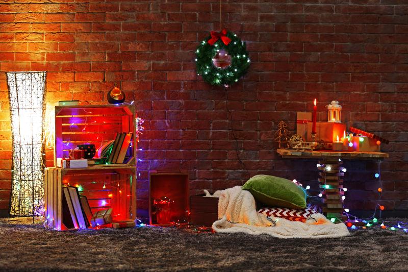 砖墙背景下的圣诞节装饰的屋子
