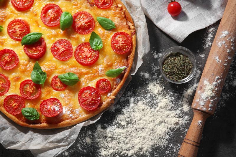 厨房餐桌上的美味披萨