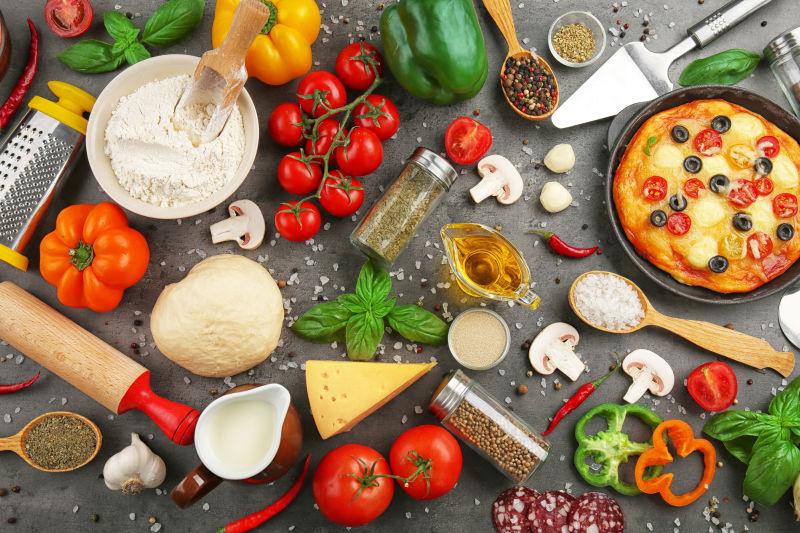 餐桌上有配料和调味品的美味比萨