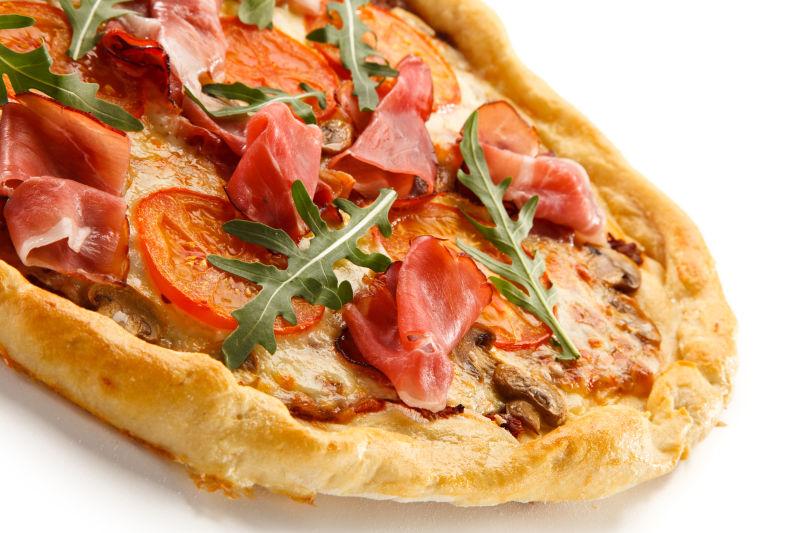 白色背景下的美味的火腿披萨