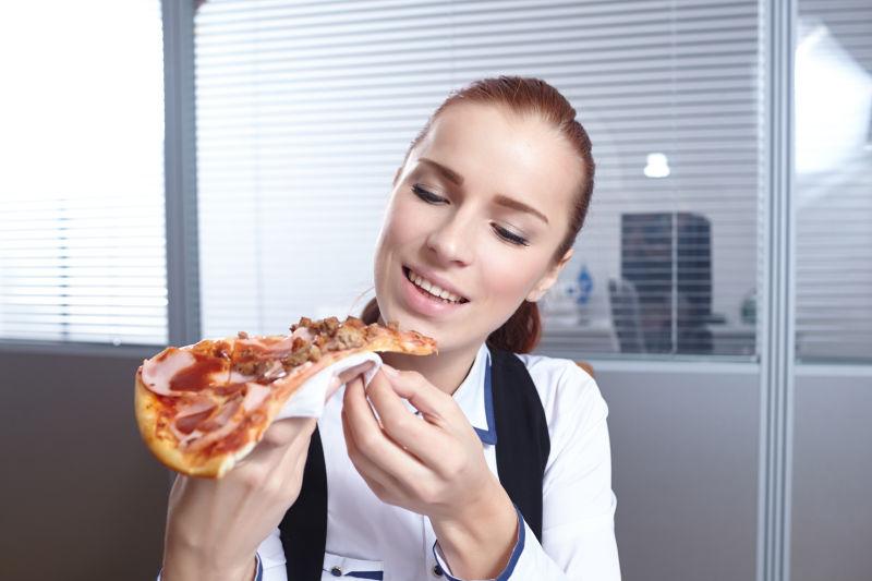 吃披萨的商务女性