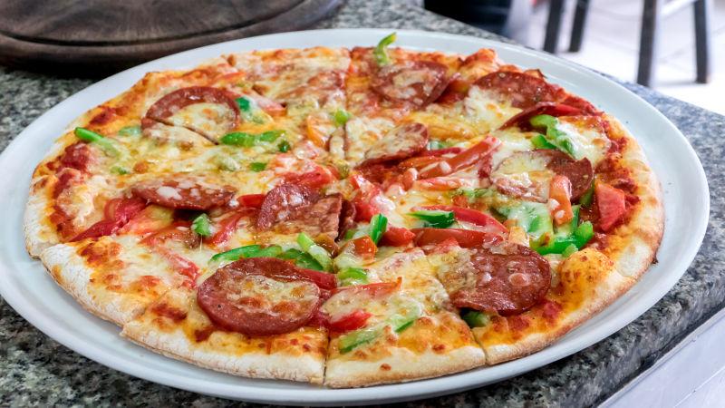 白盘子里的意大利比萨