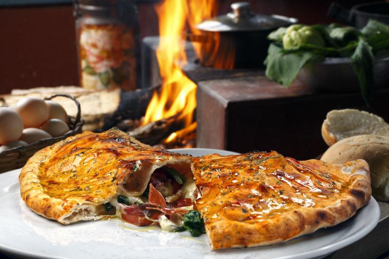 新鲜烤制的披萨