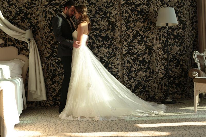 在卧室里拥抱新郎和新娘