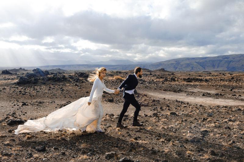 山上的新婚夫妇