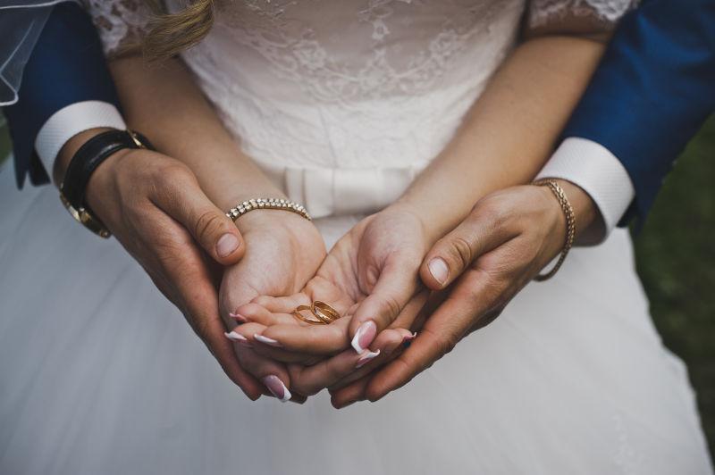 手掌上有戒指的情侣