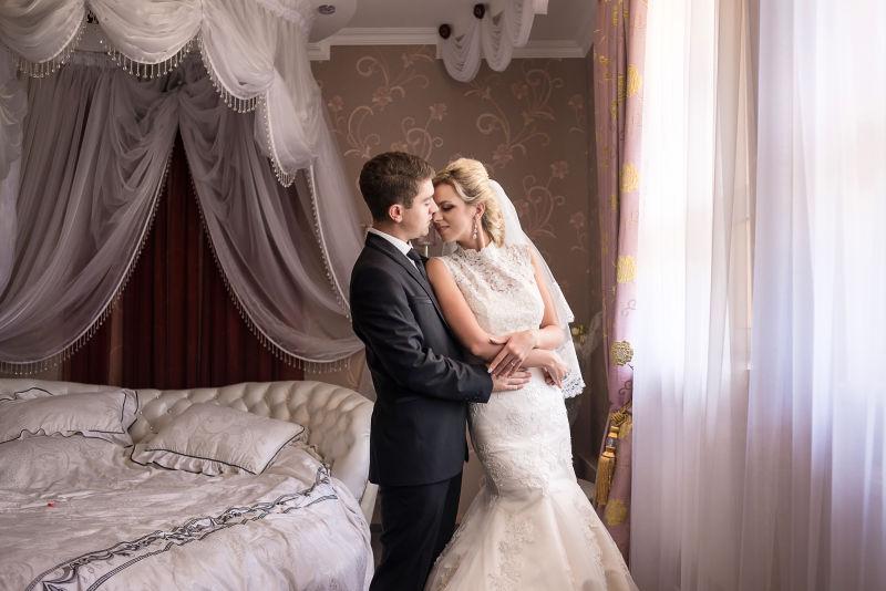 卧室内刚结婚的新婚夫妇