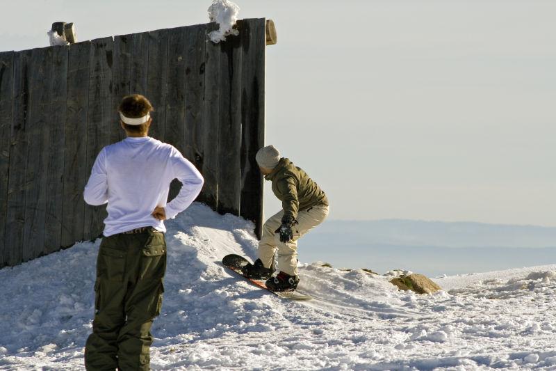 白色背景上的使用单板滑雪的人