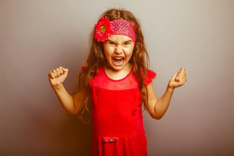 愤怒尖叫的小女孩