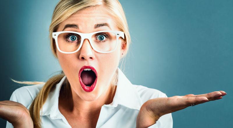 惊讶尖叫的女人