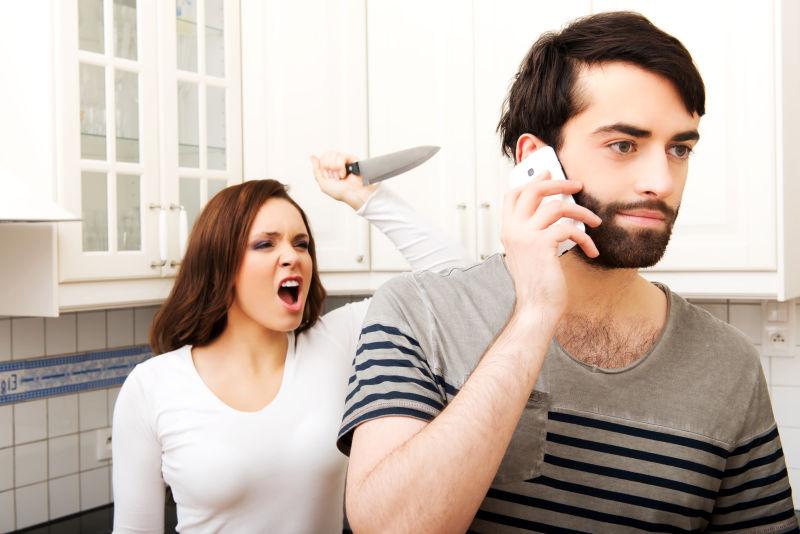 女子对着打电话的男子愤怒的咆哮