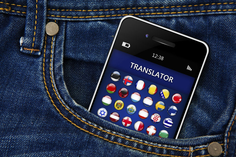 插在裤兜里的手机显示着翻译软件