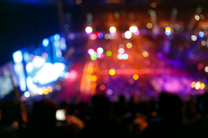 舞台前的音乐会剪影