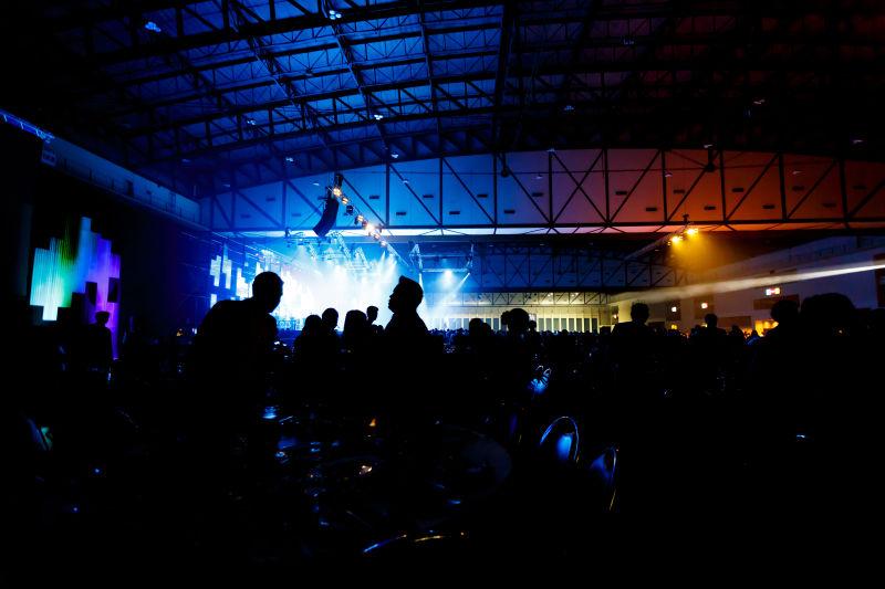 音乐会舞台前的歌迷