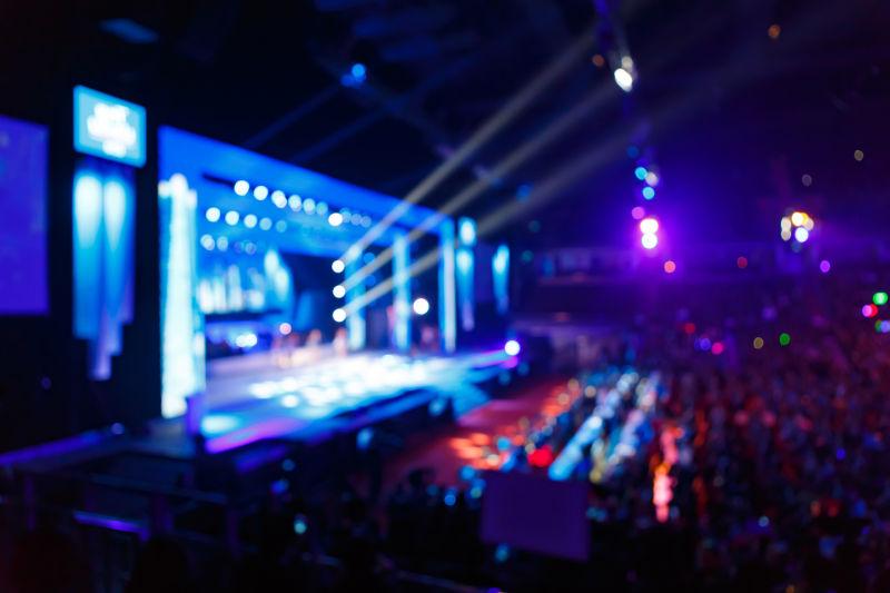 模糊灯光音乐会台下的歌迷们