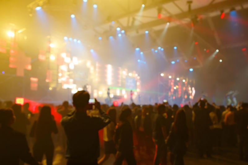 灯光闪耀的音乐会台下的影迷们