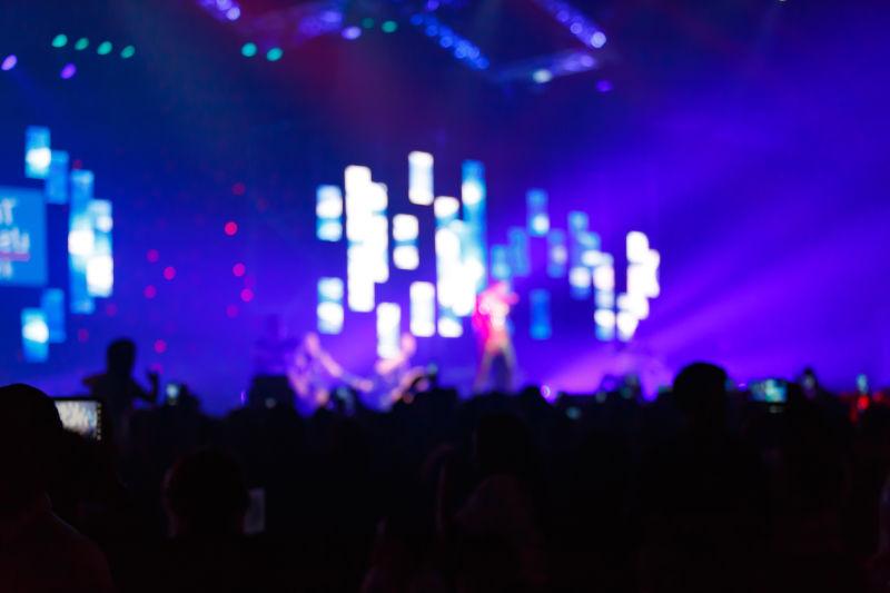 模糊音乐会台下的影迷们