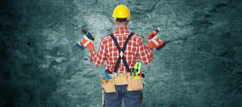 拿着电电钻的建筑工人