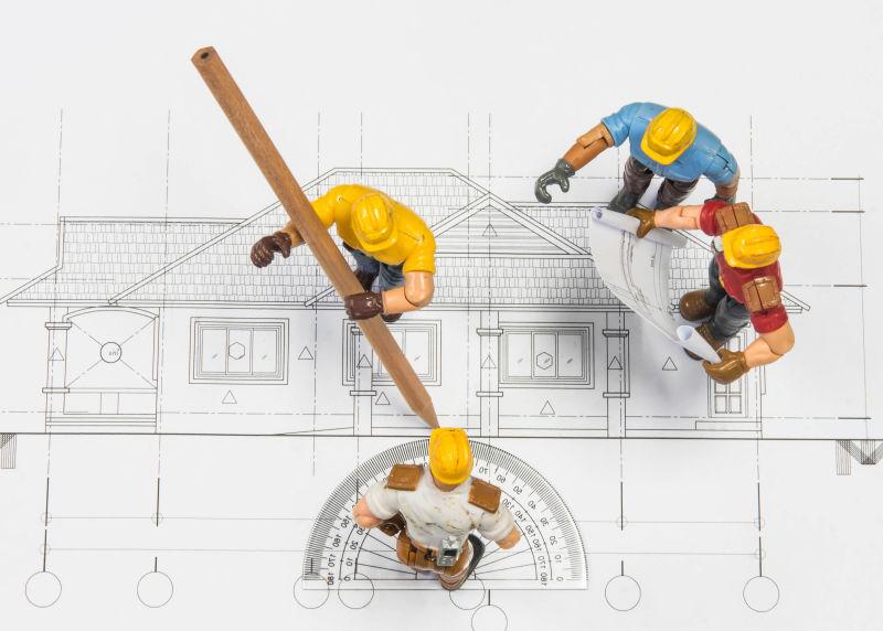 俯视建筑蓝图中的玩具模特工