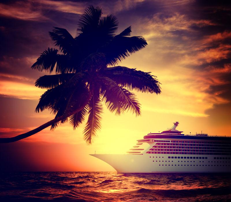 日落海上的游轮风景