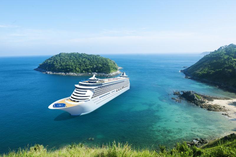 蓝色海洋中的游轮