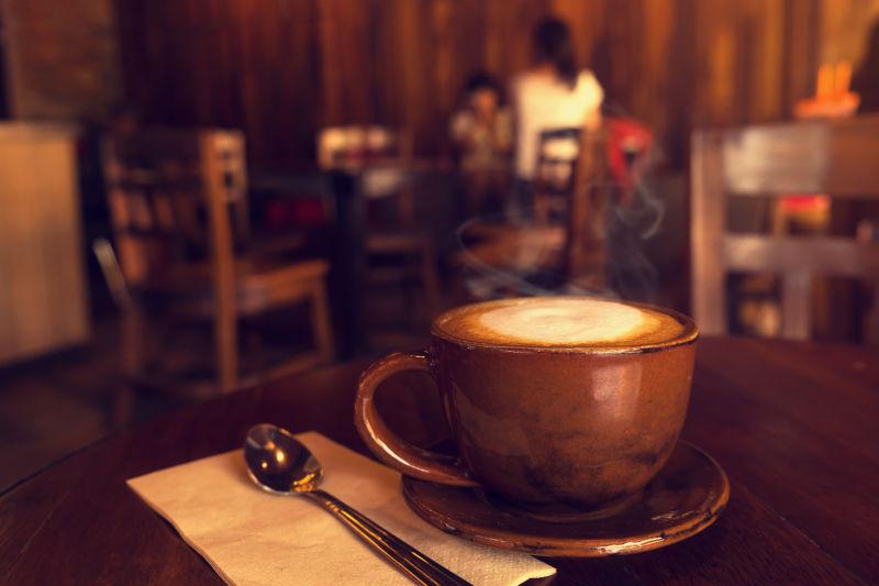 咖啡桌上的咖啡杯