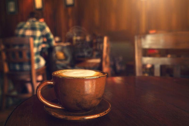 咖啡桌上的咖啡杯与人