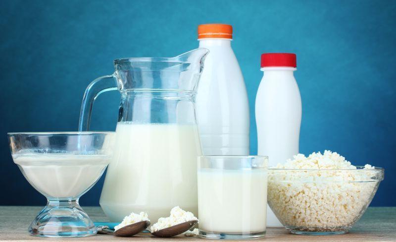 蓝色背景中的白色乳制品