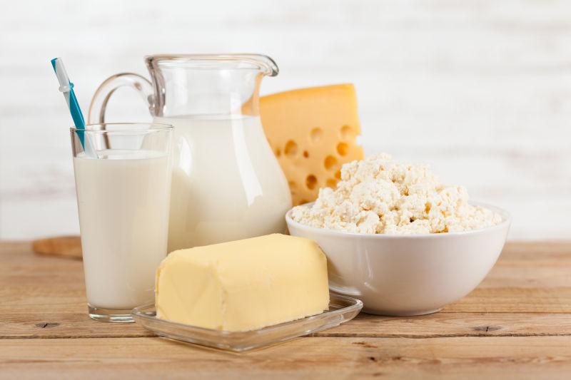木桌上健康的乳制品